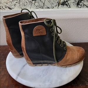 SOREL 1964 Joan of Arctic PDX Leather Wedge Ankle Boots Charcoal Natural Brown 9